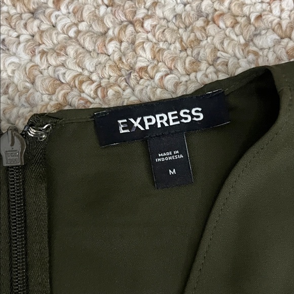 Express Dark Green Short Sleeve V-Neck Women's Blouse - Size Medium - Picture 4 of 7